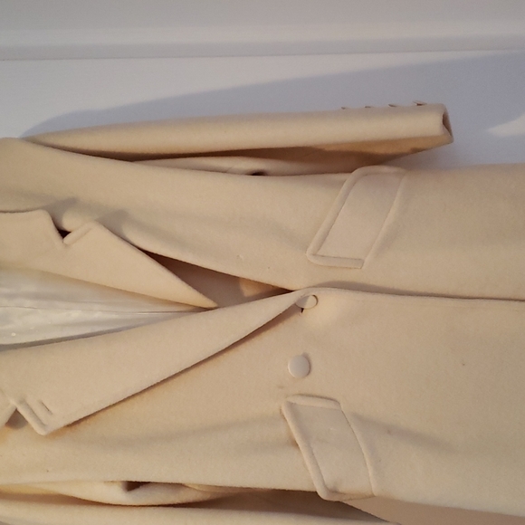 Long white coat - Picture 2 of 5